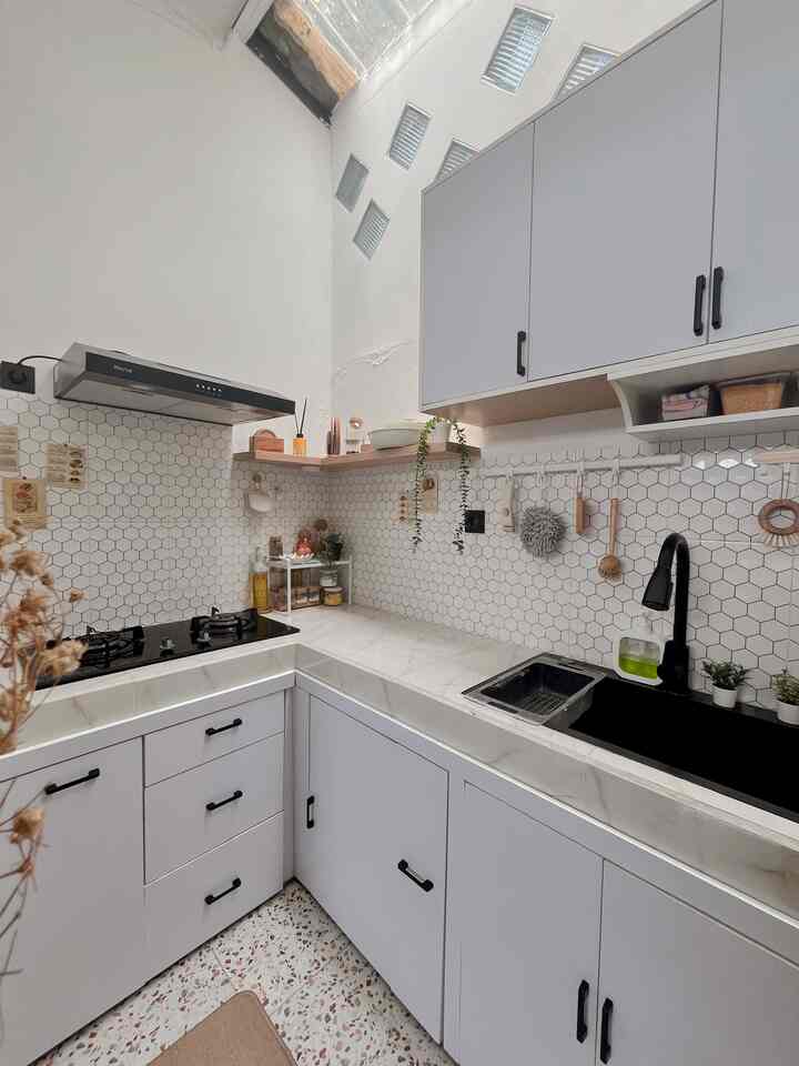 • Memanfaatkan Sudut Sempit di dapur🤎

Dapur dirumah tidak begitu luas dan punya area penyimpanan yang ga begitu luas juga, disini aku memanfaatkan area penyimpanan di dalam kabinet kicthen set.

mulai dari sendok, piring, gelas, mangkok sampai panci yang berukuran besar.

untuk yg sering aku pakai, aku taruh di bagian luar dengan tema open shelve, agar memudahkan dalam pencarian dan penggunaan juga tentunya.

untuk area kabinet aku ga lupa siapkan 1 laci khusus untuk area penyimpanan bumbu-bumbu, hal ini agar terlihat rapih..

mulai dari bawang-bawang, kecap, saos, kunyit, jahe dan teman lainnya aku taruh disana.

kalau ada sudutan juga aku pakai untuk area seasoning, agar tetap terlihat manis tidak lupa pakai sentuhan hijau-hijauan yaa🪴

semoga menginspirasi🫶🏻
Save dan share jika kabinet dapur dirumaku dgn ukuran mini bisa jadi referensi kamu yaa🤎

#KitchenSet #KitchenSetMinimalis #PlavonPVC #WarnacatRumah #WallpaperDinding #WallpaperEstetik #Cat #Dapur #DapurMinimalis #DekorasiDapur #KitchenOrganization #RuangMakanRapi #Organizer 