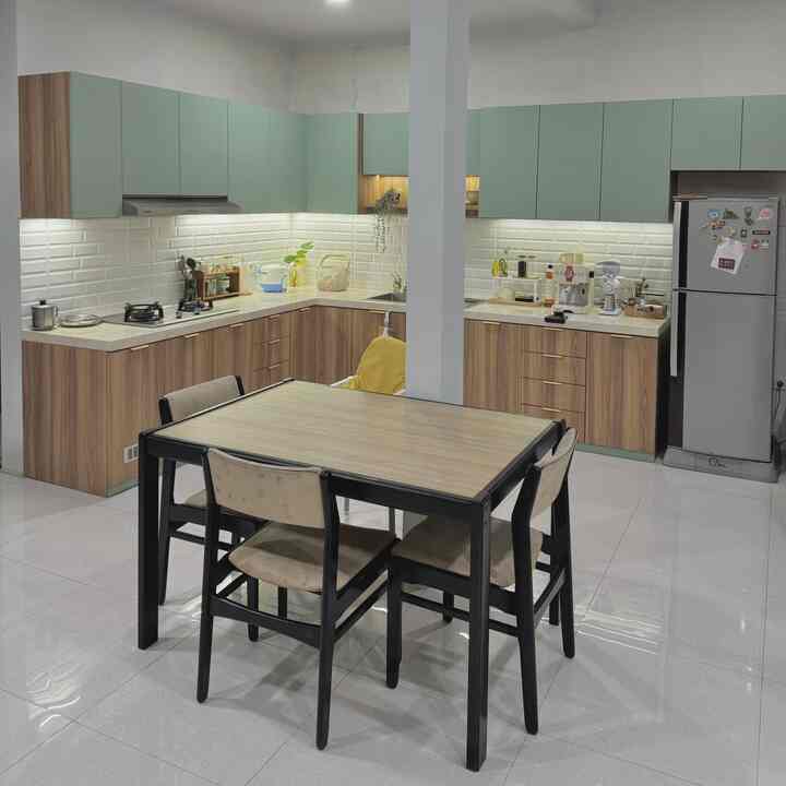 semua keperluan dapur & makan tersembunyi di dalam kabinet agar terlihat lebih rapi & bersih, meja makan kubiarkan bersih dan hanya barang yg sering dipakai yg ada di top table ☺️

• dimulai dari ruang penyimpanan gas dan peralatan masak disimpan dibawah kompor

•bumbu dapur & bahan masak disimpan diseputar kompor bagian samping dan atas

• perkakas kebersihan & stok persabunan & higienitas disimpan dibawah & diatas sink

• rak piring tarik tersembunyi bagian sisi kanan sink, agar setelah kering bisa langsung disimpan 

• alat makan disimpan di laci khusus alat makan & seputar peralatan makan di laci 4 susun 

• kabinet bagian atas aku pakai untuk penyimpanan stok makanan & minuman dan barang-barang yg tidak berat 

juga aku tambahkan rak penyimpanan microwave dan airfryer serta toples-toples makanan agar mudah dijangkau dari meja makan.

pro tip: saat membuat kitchen set sediakan ruang untuk barang2 elektronik yg memadai agar tidak perlu tambahan rak (untuk kondisiku sebetulnya masih belum selesai kitchen set bagian samping untuk elektronik & island adalah next projectnya)

masih sangat banyak sisa ruang kosong tapi aku memilih untuk pelan-pelan mengisinya sesuai kebutuhan 🙌🏻

semoga menginspirasi ✨

#KitchenSet #KitchenSetMinimalis #RakKayuJati #KursiMakanIkea #RakLaci #RakSisipan #KeranjangDapur #KitchenOrganization #RuangMakanRapi