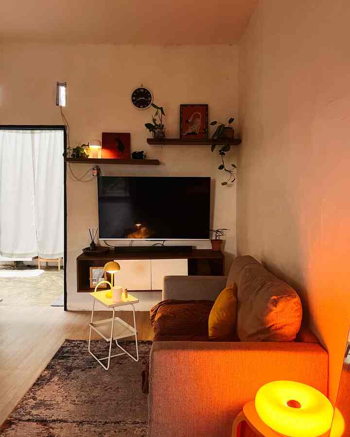 Vinyl yang sangat ramah dikantong digunakan sebagai lantai di livingroom membuat ruangan menjadi lebih aesthetic. Selain itu dengan menambahkan lampu-lampu kecil membuat tampilan livingroom menjadi lebih berbeda.

#LantaiVinyl #MaterialRenovasi #MaterialMurah #RumahSubsidi #LivingRoomAesthetic