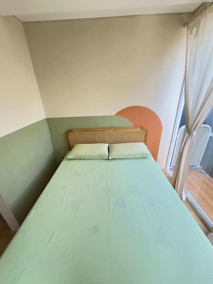 Kami memilih cat warna dari Jotun untuk mendekor kamar-kamar, karena menurut kami dengan cat ini lebih mudah perawatannya.

Menurut kami cat tembok lebih affordable daripada wallpaper maupun wallboard. Namun dapat memberikan sentuhan yg berbeda di dinding kamar kami.

#WarnaCatRumah #CatKamar
#MaterialRenovasi
#MaterialMurah