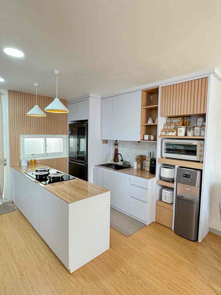 ✨ Punya dapur rapi itu bikin masak jadi lebih nyaman dan menyenangkan! Ini caraku menjaga dapur tetap terorganisir, mulai dari peralatan masak hingga barang kecil seperti sendok garpu. ✨

🌟 Tips simpel untuk dapur rapi dan cantik:
🍴 Rak dan organizer tersembunyi: Aku menggunakan rak dan organizer di kabinet bawah untuk menyimpan panci, wajan, dan peralatan masak lainnya. Semuanya mudah dijangkau tanpa bikin dapur kelihatan berantakan.
🧂 Penyimpanan di kabinet atas: Kotak-kotak organizer bikin semua bahan makanan seperti bumbu, tepung, hingga alat masak kecil tetap rapi dan gampang ditemukan.
✨ Drawer untuk sendok-garpu: Laci dengan pembatas khusus memudahkan menyusun sendok, garpu, dan alat makan lainnya. Hasilnya, laci tetap terlihat rapi setiap saat!
🍽️ Rak piring multifungsi: Di bawah wastafel, aku tambahkan rak piring dan mangkuk yang nggak cuma rapi, tapi juga hemat ruang.

Semua elemen ini nggak cuma bikin dapur lebih rapi, tapi juga bikin aktivitas masak jadi lebih efisien. Semoga bisa jadi inspirasi buat teman-teman! ❤️

#kitchenset #kodehpltaco #vinyllantai #penyimpananmultifungsi #kitchenorganization #ruangmakanrapi