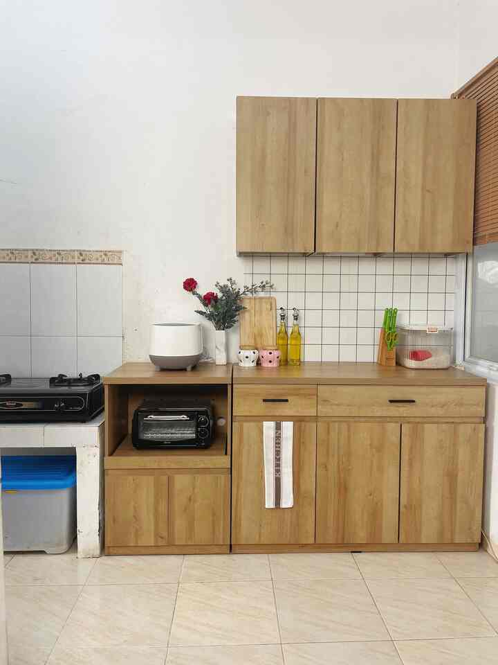 Dapur rapi itu kuncinya penyimpanan yang tepat! ✨

🍴 Rak Tersembunyi
Kabinet kayu ini menyimpan semua alat masak dan peralatan makan, jadi dapur tetap terlihat bersih dan lapang.

🧂 Mudah Dijangkau
Rak terbuka digunakan untuk toaster dan rice cooker agar lebih praktis saat memasak. Plus, semua peralatan diatur di area yang pas sesuai kebutuhannya.

✨ Tetap Estetik
Sentuhan dekorasi kecil seperti bunga, botol minyak, dan tempat bawang lucu bikin dapur lebih hidup tanpa mengorbankan fungsionalitas.

🍽️ Stay Minimalist
Untuk ruang makan tidak terlalu banyak ornamen agar tidak terlihat penuh karena meja makan yg compact.

Bagaimana caramu menyimpan barang di dapur dan ruang makan?

#Kitchenset #KitchenSetMinimalist #KabinetKayu #FurnitureDapur #KitchenOrganization #RuangMakanRapi