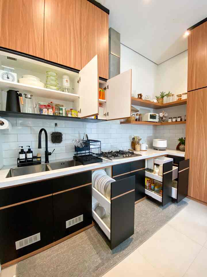 Salah satu hal penting yang harus kita perhatikan saat akan membuat kitchen set selain dilihat dari segi estetika, kita juga harus mempertimbangkan secara fungsional dan efisiensinya. Penyimpanan yang efisien sangat penting untuk membuat dapur tetap rapi dan terorganisir. Pilih kitchen set yang dilengkapi dengan lemari, banyak laci, dan rak-rak yang cukup untuk menyimpan semua peralatan makan, peralatan masak, bahan makanan, serta perlengkapan dapur yang lainnya. Kita juga bisa menggunan rak tambahan atau organizer, dan ambalan untuk memaksimalkan ruang penyimpanan. 

#kitchenset
#kitchensetminimalis
#rakpiring
#raksabuncucipiring
#tempatspatula
#keranjangrotan
#kitchenOrganization
#ruangmakanrapi
