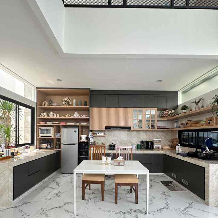 Halo temen-temen, kali ini Delasta House mau bagi-bagi tips agar space yang ada di dapur dan ruang makan bisa dimanfaatkan semaksimal mungkin jadi dapur kalian bisa tetep cantik dan rapih.
Semoga tips ini bisa membantu buat kalian yang sedang cari refrensi tentang dapur yahh, atau kalau ada yang mau nambain yuk kita diskusi di kolom komentar.

1. Usahakan setiap barang memiliki “rumahnya” sendiri.
2. Punya “dead space” di area dapur? Kamu bisa gunakan untuk tempat penyimpanan galon, lumayan nih dead space ini cukup besar dan dalem. Jadi bisa masuk sekitar 4 galon.
3. Memiliki space khusus untuk gelas, mangkok, dan piring. Gunakan laci tarik seperti ini untuk mempermudah penyimpanan dan pengambilan.
4. Memiliki laci khusus untuk tempat bumbu. Laci ini dibuat sesuai kebutuhan rumah kami. Dibuat 2 tingkat dengan jarak yang lebih tinggi di bagian bawahnya untuk tempat botol2. Dan lantai 2 untuk bumbu2 lainnya.
5. Memiliki laci khusus untuk tempat sendok, garpu, dan perintilan lainnya yang ukurannya lebih kecil, dibuat bersekat agar barang-barang tidak berceceran dan terlihat rapih.
6. Memiliki laci dengan kedalaman yang cukup tinggi untuk menyimpan peralatan masak yang ukurannya besar
7. Memiliki laci tarik yang bisa menyimpan panci atau teflon yang sering di pakai untuk mempermudah pengambilan dan menghemat space.
8. Tempat sampah juga dibuat rumahnya sendiri agar dapur kalian tetap terlihat clean dan terhindar dari bau sampah, dan jangan lupa diletakan di dekat bak cuci piring yahh.

#Kitchenset #KitcenSetMinimalist #KitchenOrganization #RuangMakanRapi 
