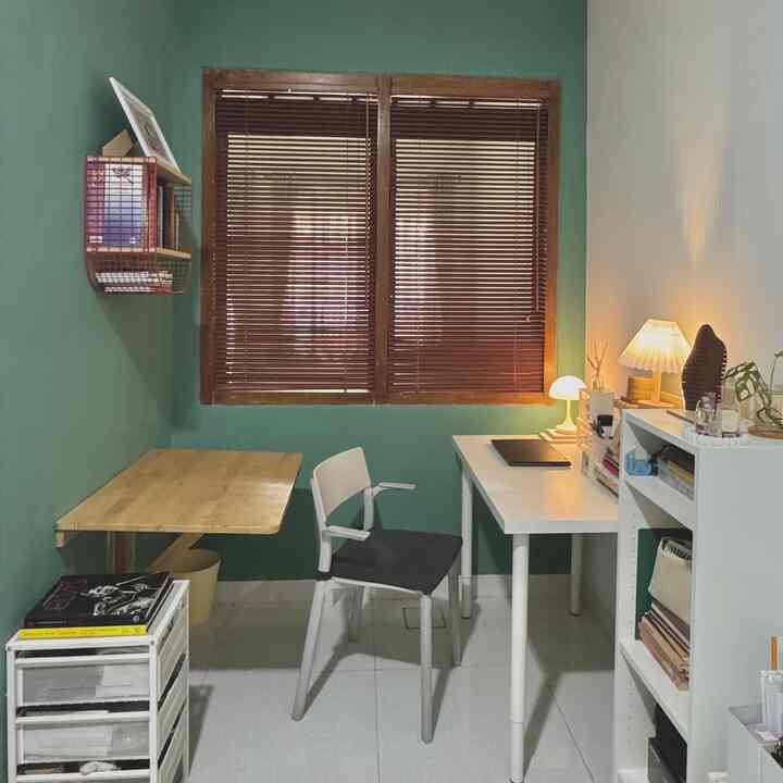 rumah lama dengan kaca nako jadul.

yasss, jendela yg belum kami ikutkan renovasi kami tutup dengan wooden blind agar terlihat lebih estetik di home office kami — lebih hemat dibandingkan harus mengganti kusen & jendela baru ☺️

#kacanakojadul #kacanako #woodenblind #rollerblind #jendela #raklacisusun #rakbuku #mejabelajar #kursikantor #mejakantor #lampumeja #rakdinding 
