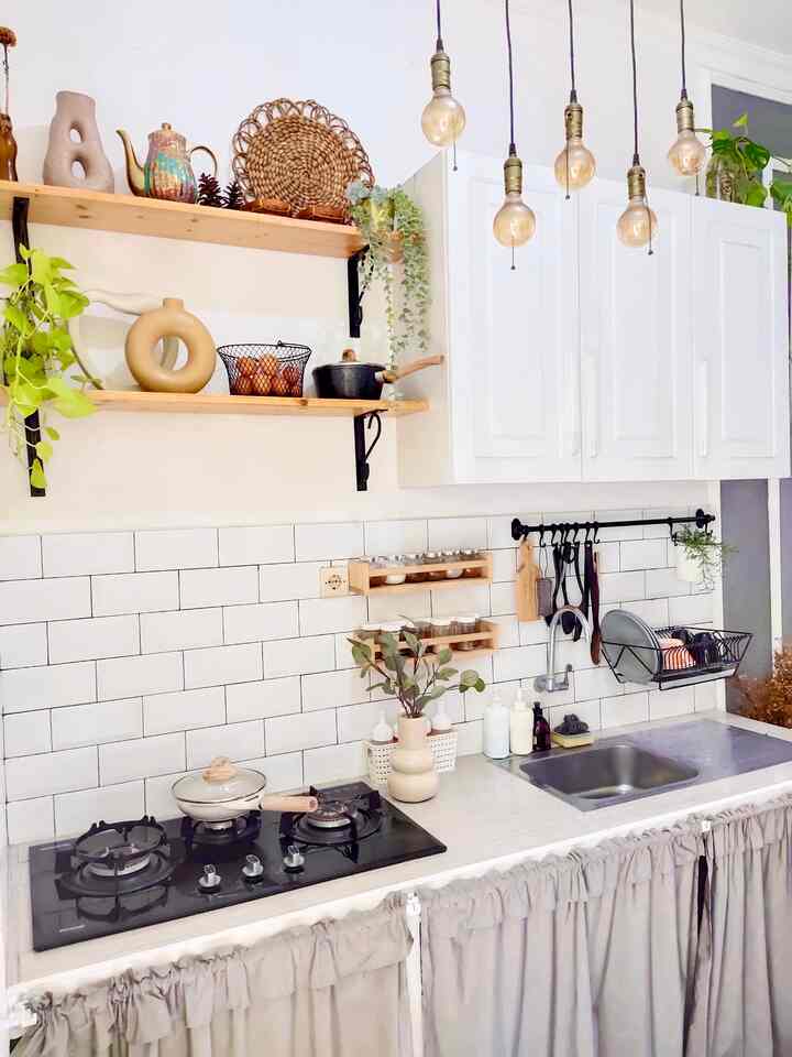 🌸 Penyimpanan Dapur 🌸

Berhubung dapurku luasnya hanya 220x220cm dan ruang makan tidak ada penyimpanan sama sekali, jadi semua barang-barang yang berkaitan dengan perabotan dapur dan meja makan harus benar-benar dimaksimalkan penyimpanannya di dapur.
Aku memilih penyimpanan dengan menggunakan kitchen cabinet atas dan rak tertutup untuk barang-barang warna-warni dan penyimpanan makanan.
Untuk barang-barang yang sekiranya aesthetic maka aku pajang sekalian di ambalan.
Sementara untuk perbumbuan aku menggunakan rak gantung kayu.
Box roti pun aku pilih yang tertutup supaya warna warni dari bungkus roti, selai, dll bisa tersimpan rapi di dalamnya.
Rak cangkir dan piring aku memilih rak kayu estetik yang bisa sekalian sebagai pajangan di ambalan.

#KitchenSet
#KitchenSetMinimalis
#Backsplash
#WarnaCatRumah
#Cat
#Ambalan
#RakGantung
#KitchenOrganization
#RuangMakanRapi
#DapurRapi