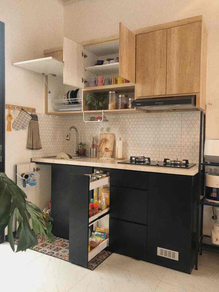 

Storage dapur minimalist ✨
 
Untuk kitchenset yang hanya memiliki lebar 2 meter ini tentu harus memikirkan tempat penyimpanan yang efisien dan dengan prencanaan yang baik karena jika tidak dapur akan terlihat padat dan engap. 

Beberapa storage atau alat penyimpanan yang ku gunakan seperti rak dinding diberapa sudut dengan desaign simple, dan yang tak kalah penting pengunaan drawer organizer untuk sendok dan garpu dan peralatan kecil lainnya, dan untuk sink pencucian yang tidak terlalu lebar penting juga memilih rak pengering sebelum dimasukan ke dalam laci penyimpanan.

Dan rak khusus bumbu sengaja kami pilih di dalam laci agar area top table kitchen set tidak terlalu padat untuk area yang sempit ini.

Tips khusus ialah pastikan setiap barang memiliki tempat khusus agar menjaga dapur tetap terlihat rapi hal ini cocok digunakan untuk yang memilih design open space.

#kitchenset #kitchensetminimalist #openspace #drawerorganizer #rakgantung #storage #pengeringpiring #KitchenOrganization #RuangMakanRapi 