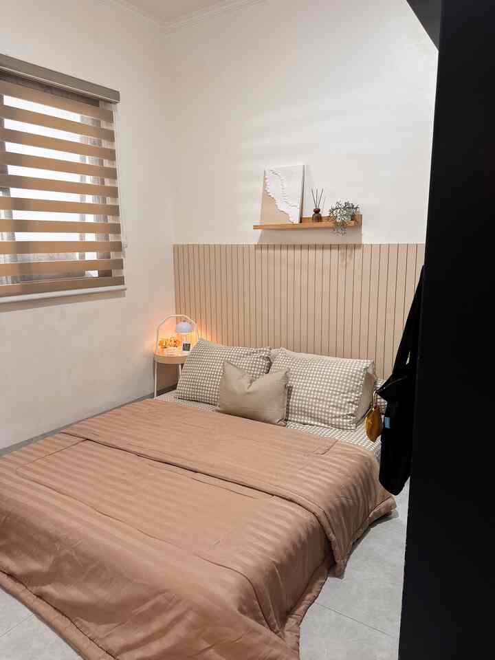 DIY Headboard Low Budget ✨

Agar suasana dikamar ini makin nyaman dan cozy, kita bikin headboard yang ramah dikantong dengan material wall batten yang tahan lembab dan finishing memakai cat sisa dengan warna sandcastle / coklat hangat.
💰Rincian Budget:
* Wall Batten 40 pc x 2.550 = Rp.102.000,-
* Ongkir = Rp.36.000,-
* Lem Sealent 1 pc = Rp.38.000,-
* Cat ( pakai yang sisa)
* Total = Rp.176.000,-
Gimana worth-it bangetkan? 

Note: Slide Terakhir (Before)


#KamarTidur
#KamarTidurMinimalis
#HeadBoardKamar
#HeadBoardKamarLowBudget
#HeadBoardWallBatten
#Cat #WarnaCatRumah
#MaterialRenovasi
#MaterialMurah
