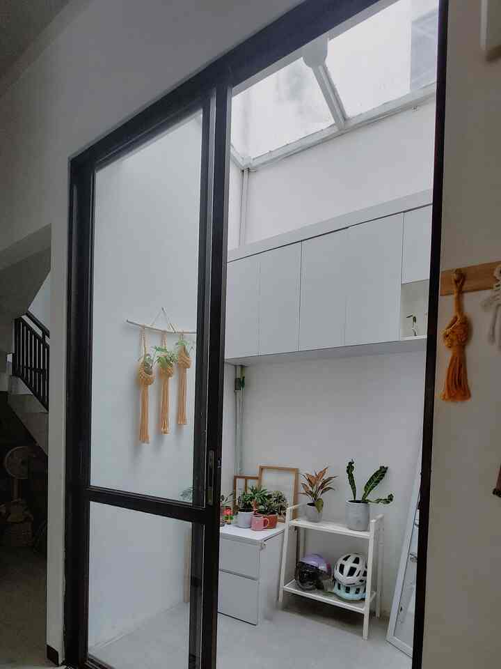 
Laundry Room Murah, Ramah dan Aman ✨

Area laundry room tentu menjadi area yang juga penting untuk rumah dengan design open space seperti bertiga rumah. Untuk itu penting sekali memilih material yang cocok dari segi bahan dan juga ketahanannya, mengingat area ini bisa menjadi sangat lembab dan terkadang menjadi  sangat kering.

Penting sekali memilih cat yang tahan pada suhu udara di ruangan ini, dan juga pilihlah lantai yang mudah kering namun tidak licin sehingga tetap aman saat kita melakukan aktivitas di area tersebut, serta material sky light yang dapat memaksimalkan cahaya matahari kedalam ruangan dan yang terakhir yang juga penting ialah pemilihan hpl lemari gantung untuk penyimpanan barang.

Mencuci lebih aman dan nyaman.🫶🏻

#laundryroom #RUmahOpenSpace #CatTembok #lantaiRoman #HPLlemarigantung #solarflat #MaterialRenovasi #MaterialRumah  