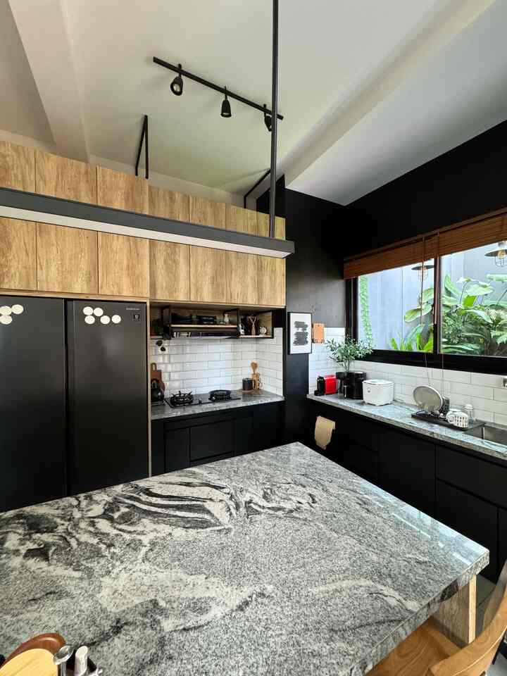 Area Dapur memang sengaja banyak storage atau lemari karena tidak terlalu suka banyak printilan di meja 

Beberapa storage yang bisa untuk ngumpetin aib aib dapur 

#bumitimi #kitchenset #kitchenorganization #ruangmakanrapi #desainkitchen #kitchenindustrial #toptable 