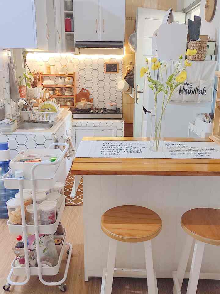 Mempunyai dapur dan ruang makan yang mungil, maka harus pintar menata perabotan agar terlihat rapi dan aesthetic agar tetap nyaman dilihat.

Maka dari itu aku mempunyai prinsip bahwa setiap benda harus memiliki rumah. Dengan menempatkan benda benda di taruh di storage. 

Meskipun di dalam lemari kitchen set aku tetap menaruh benda di dalam storage agar lebih rapi dan ter organizer sehingga mudah di temukan.

Aku juga memilih meja makan yang bisa dijadikan tempat penyimpanan.

#kitchenset #kitchensetminimalis #wallstickerbacksplash #storage #penirispiring #kitchenorganization #ruangmakanrapi #raktroly #raksisipan #topleskaca #vasbambukaca #bungapoppy