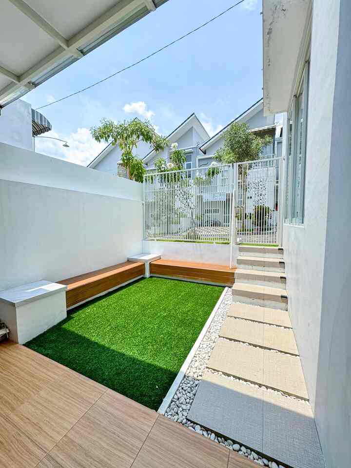 ✨ Yuk, ubah tampilan rumah jadi lebih estetik tanpa harus menguras kantong! Ini beberapa material affordable yang aku pakai untuk membuat area outdoor jadi lebih menarik dan multifungsi. ✨

WPC Wood Panel: Panel kayu sintetis ini dipasang di dinding sebagai aksen dekorasi. Selain awet, material ini juga tahan cuaca dan harganya sangat ramah kantong.
Rumput Sintetis: Untuk area taman, aku pilih rumput sintetis supaya tetap hijau sepanjang waktu tanpa repot perawatan. Cocok banget buat keluarga yang suka ruang hijau minimalis.
Koral Tabur: Bahan ini aku gunakan untuk pathway di taman. Hasilnya? Estetik, simpel, dan nggak bikin over budget!
Granit Motif Kayu: Area lantai dipasang granit dengan motif kayu, memberikan kesan hangat dan natural, tapi tetap mudah dibersihkan.
Material-material ini nggak cuma membuat rumah lebih cantik, tapi juga tahan lama dan super worth it untuk investasi dekorasi. 💡 Semoga jadi inspirasi buat teman-teman yang ingin bikin ruang estetik dan fungsional!

#WPCWoodPanel #RumputSintetis #KoralTabur #GranitMotifKayu #jotuncatexterior #materialrenovasi #materialmurah