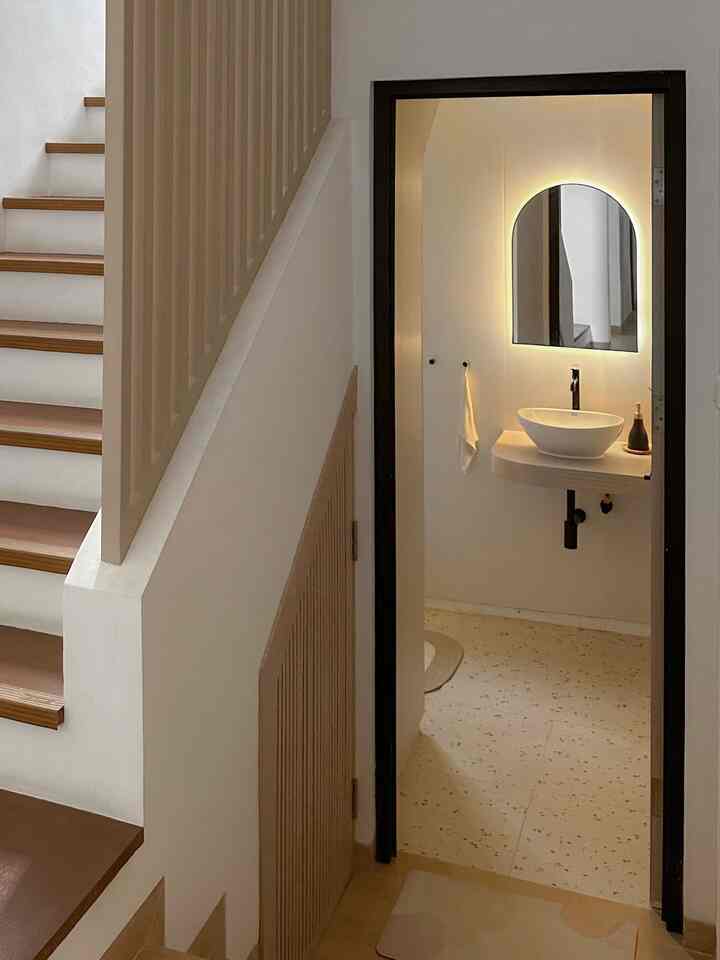 Ruang ini adalah powder room bukan bathroom sih. Dekorasi yang murah meriah diruang ini ada rak ambalan MOSSLANDA 99ribu. Lalu ada hygga ROSHON dispenser sabun cuci tangan seharga 88ribu. Lalu ada canvas lukis kosong 30x40 murah 11ribuan, untuk lukisan burungnya lukis sendiri sih. 

Walaupun harganya dibawah 100ribu semua tapi semua BOLD, stand out, as long as kita bisa menata dan memadupadankan semuanya dengan baik tanpa berlebihan. 

#idedekorasimurah
#wallpaneldinding
#materialmurah
#materialrenovasi
#ikea
#powderroom