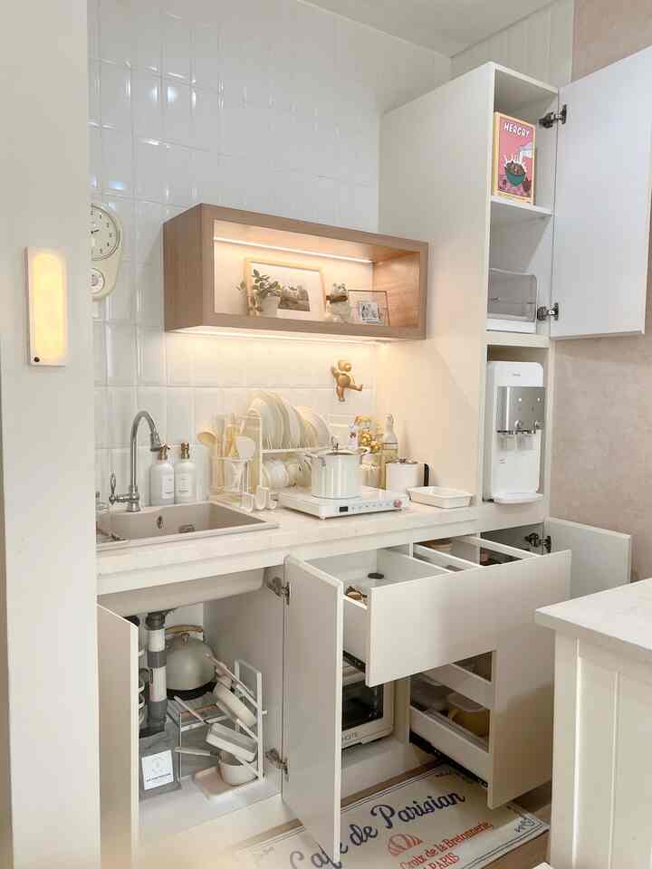 Kitchen organize, walapun di dalam kabinet aku menata bagian dalamnya agar rapi dan mudah saat mengambil alat masak dan alat makan, aku menggunakan rak" besi dan sekat untuk di kabinet dapurku terlihat lebih rapi dan terorganisir , untuk bumbu aku pakai laci tarik agar lbh rapi juga semua berwarna Ivory & Cream juga putih agar kabinetku lebih terlihat luas meskipun dapurku mungil #kitchenset #kitchensetminimalis #kitchenorganization #ruangmakanrapi #organize #kabinetdapur #dapurkecil #dapurminimalis 