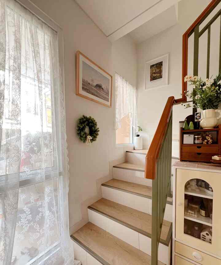 Area tangga yang menyatukan 2 lantai ini menggunakan material yang low budget hanya dengan cat warna putih Vanila yg membuat ruangan menjadi lega jg dengan jendela bukaan yg banyak menggunakan alumunium warna putih dan dipadu dengan perintilan aesthetic harganya pun semua mumer, dari tanaman artificial, tirai dan spc di area tangga membuat ruangan ini jd aesthetic dan membuat rumah lbh warmy dengan tumbuh"an #materialrenovasi #materialmurah #jendelaaesthetic #warnacatrumah #cat #spc #warm #rumahminimalis #rumahkecil 