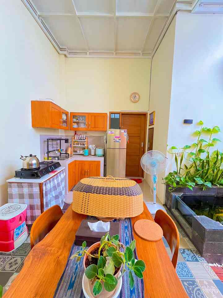 Walaupun Kitchenset kami berukuran minimalis, tapi muat untuk menampung barang” dapur sehingga dapur kami tetap terlihat manis.

#kitchenset #kitchensetminimalis #tudungsaji #saringanminyak #kesetdapur #rakbumbu #toplesbumbu #tempatpisaukayu #1setspatula #ricecookerdigital #kitchenorganization #ruangmakanrapi