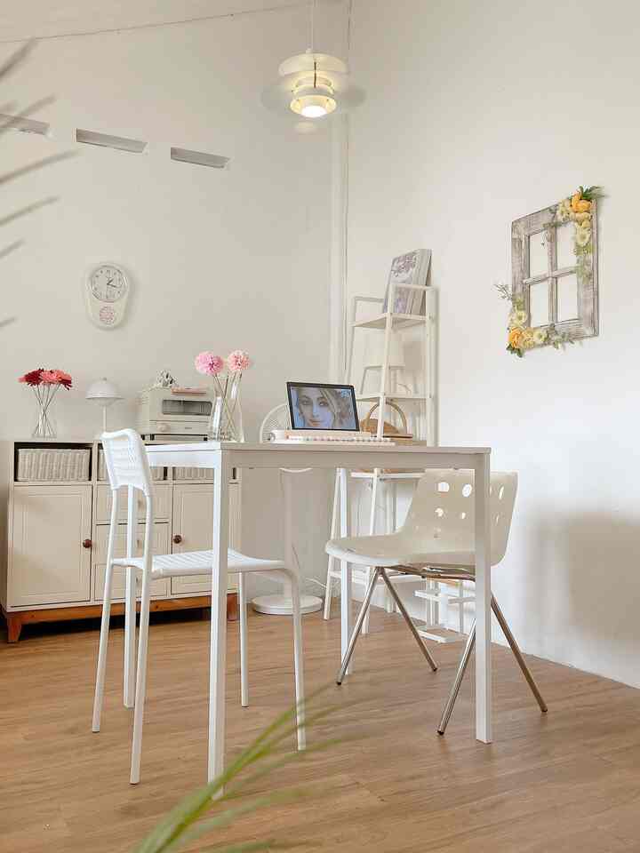 Dekorasi ramah kantong 

Ruangan ini budget dekorasinya ramah kantong, tapi tetap keliatan aesthetic, untuk lantai aku pakai vynil jadi lebih hemat dulu sempat kepikiran untuk bongkar tegel tapi setelah dipikir2 lebih baik dilapisi vynil aja. Untuk cat tembok aku pilih warna putih agar terkesan lebih terang & luas,untuk meja & kursi aku pilih produk informa harganya ramah kantong. 

#warnacatrumah
#materialrenovasi
#materialmurah
#minimalis 
#lantaivynil
#homedekor
#dekorasilowbudget
#roomdecore
#koreanhouse 

