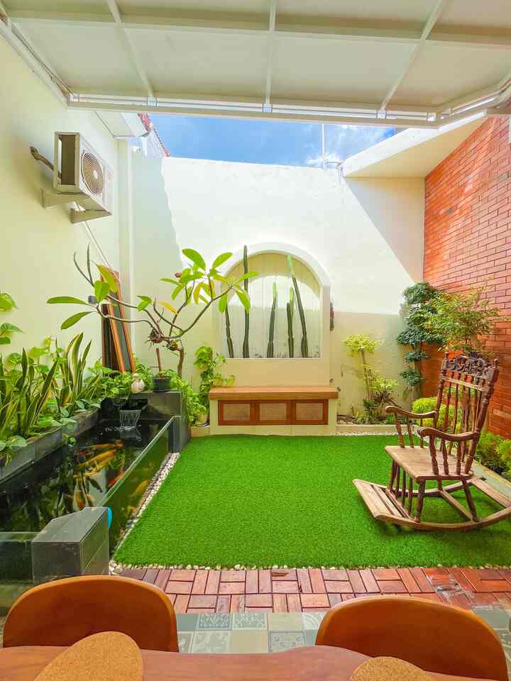 Punya taman belakang yang menyatu dengan Dapur dan Ruang Makan itu rasanya….
Masak serasa healing
Makan serasa picnic

Pemasangan rumput sintesis yang dipadupadankan dengan parkit kayu pada bagian samping menambah kesan yang adem.
Selain itu pemilihan sebagian tempok dengan mengunakan bata tempel, semakin menambah keindahan.

#tamanbelakang #livingroom #garden #rumputsintetis #parkitkayu #rotan #batualam #batatempel #materialrenovasi #materialmurah

