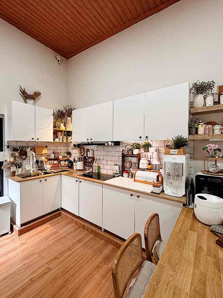 Ide penyimpanan di area dapur dan ruang makan. Biasanya aku kelompokan berdasarkan jenisnya dan letaknya di tempat yang sering digunakan.


Piring2 dan gelas dekat meja makan, sementara bumbu dan wajan dekat kompor.


#KitchenOrganization
#RuangMakanRapi #kitchensetminimalis #kitchensetikea #penyimpananrapih #raksisipan #bowlstorage