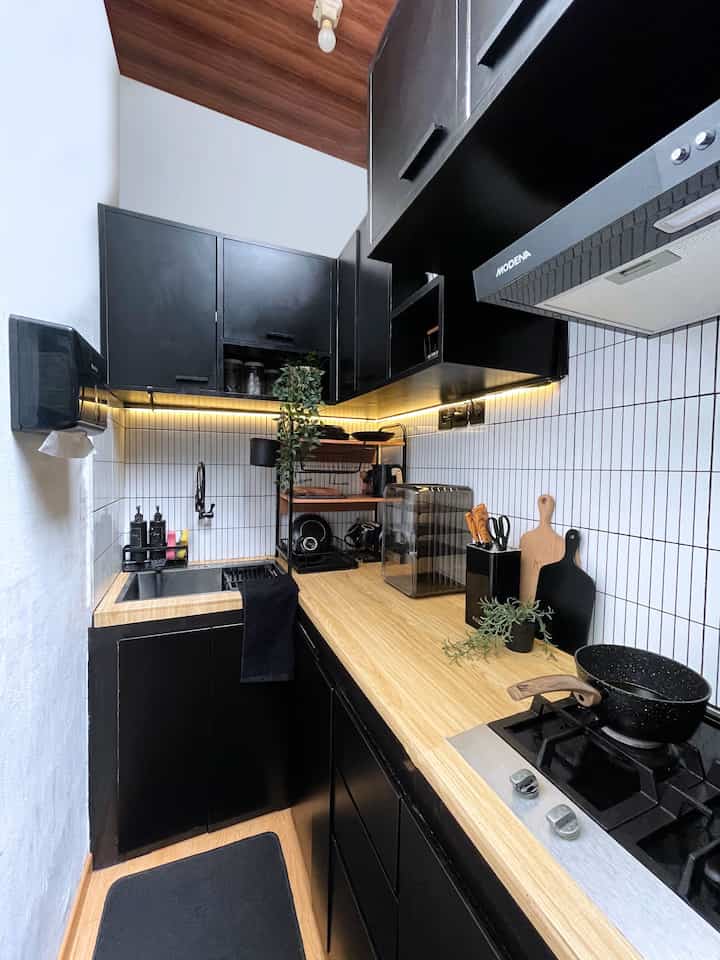 ➖ Storage Dapur Gang Senggol

Hai ketemu lagi sama dapur ganteng gang senggol ini.
Walaupun dapur kami bukan berkonsep Open Space, dapur ini tetap kami pasang kitchen set agar terlihat lebih compact dan rapi.

Karena rumah kami yang mungil, kami memutuskan banyak storage untuk memaksimalkan penempatan ruang dan barang agar tidak terlihat berantakan. 

Semoga menginspirasi 🥰🖤

#Kitchensethitam #Rakpiring #KitchenSink #FoodStorage #KomporTanam #KomporTanamModena #RakOven #Rakbumbudapur #talenanbambu #Cookerhood #jarbumbu #TempatPisau #Backsplashdapur #Backsplashkitkat #KitchenSet 
#KitchenSetMinimalis #PlavonPVC #Warmandboldkitchen #kitchen #dapur #inspirasidapur #dapurmungil #dapurmamba #smallkitchen #dapurgangsenggol #Vynillantaidapur #KitchenOrganization #RuangMakanRapi