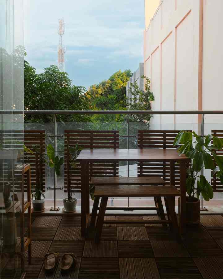 Mengubah tampilan balkon menjadi lebih estetik menggunakan material kayu.  #WoodDecking #LantaiKayu #MaterialRenovasi #MaterialMurah