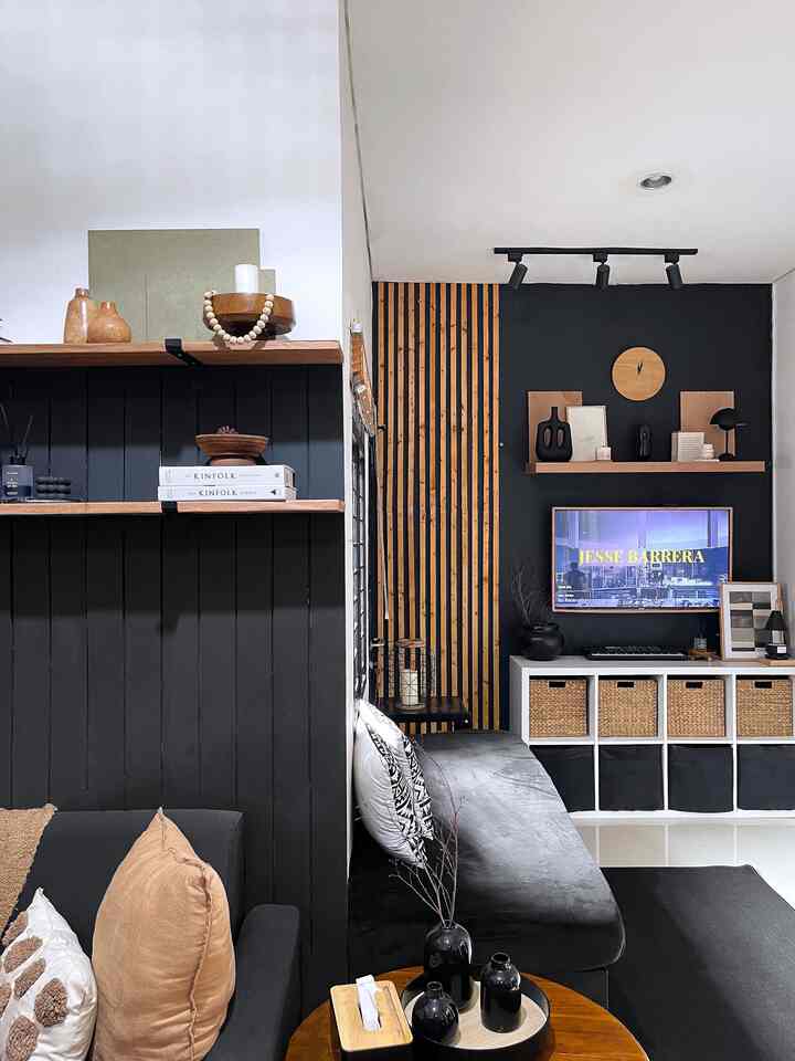 ➖ Dekorasi Low Budget

Dari awal pindah, memang rumah mungil ini lebih banyak kita dekorasi dengan #lowbudget dan #DIY.

Kebetulan juga waktu makeover tahun 2020 itu, belum ada produk seperti #wallbatten #wallpanelpvc dsb. Jadi kita buat sendiri dengan papan kayu jati belanda yang lebih mudah dicari dan lebih murah. 

Hanya dengan bermodalkan media platform inspirasi rumah, kami bisa mendekorasi rumah sesuai keinginan, juga lebih hemat dan ramah di kantong.
Di ruang tamu dan ruang tv ini, wallbatten, ambalan, dan aksen #slatwall kami buat sendiri dari bahan kayu jati belanda yang kami cat atau kami lapisi dengan sticker HPL. Alhamdulillah masih awet sampai 4 tahun ini.

Semoga menginspirasi 🥰🖤

#wallbatten #slatwall #ambalan #ambalankayujati #sofa2seater #dekorasidinding #rakstorage #vas #dummybook #karpetpolos #bantalsofa #throwblanket #jamdindingkayu #catdindinghitam #coffeetable #lowbudgetdecor #makeoverlowbudget #ruangtv #ruangtamu #dekorasiruangtamu #dekorasiruangtv #rumahmungil #warmandbolddecor
#MaterialRenovasi #MaterialMurah