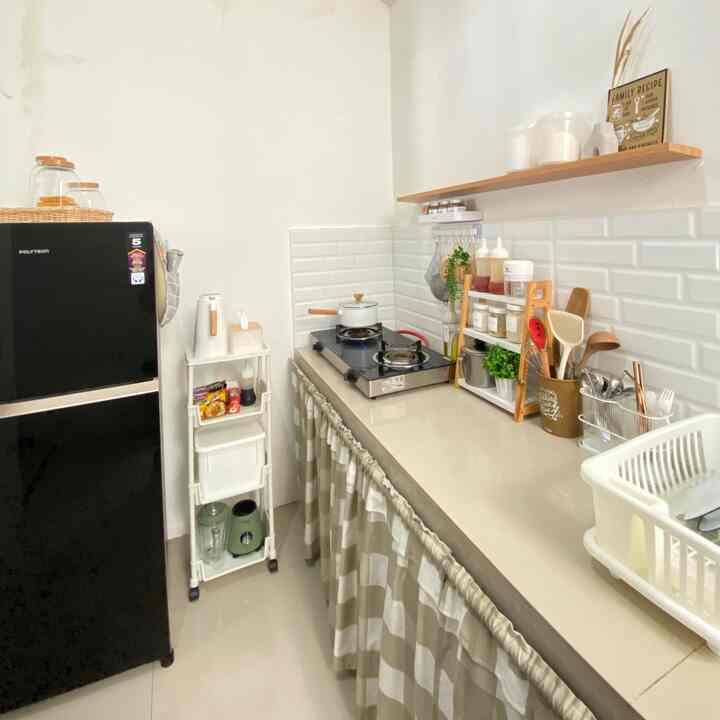 Memaksimalkan dapur segaris✨
Dapur segarisku ini ukurannya hanya 2 meter.
Untuk memanfaatkan dapur agar terlihat rapih,  terdapat rak untuk menyimpan bumbu bumbu dapur, tempat penyimpanan 
Sendok dan spatula
Saya pun memasang gorden. Didalamnya untuk tempat penyimpanan seperti gelas dan piring, 
Didapur ini  saya usahakan hanya menyimpan barang yang memang dibutuhkan saja, agar tidak terlalu terlihat sempit🤗


Semoga menginspirasi✨

#kitchenorganization #tempatpenyimpanan #ruangmakanrapi #gordendapur #rakbumbu #kulkas #kitchensetminimalis #komporgas #penirispiring #minimalis 
