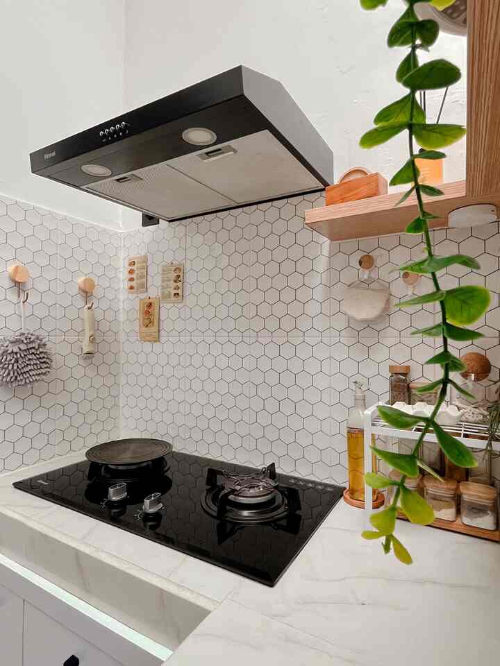 • Material Ramah Kantong

Dapur idaman tuh uda pasti impian para ciwi-ciwi ya gaak?

ekspetasi punya dapur pakai hexagon dari tegel soeryo tpi karna budget ga mendukung disini aku pakai pattern yg mirip tapi affordable🤑 alias #lowbudget

backsplash yg aku pakai di dapur ini dari keramik yang mempunyai pattern hexagon,
1 dus nya terdapat 10pcs, jdi biaya yg aku keluarkan untuk membuat dapur sangatlah ramah di kantong.

untuk item lainnya pun disini aku pakai ambalan yang banyak d temui di berbagai marketplace, selain membuat manis tampilan dapur dapat di jadikan area storage juga.

gak lupa aku pakai hook kayu cuma Rp. 6.000 an aja bkin cakep bangeet yaa😍
disini bisa pakai untuk gantungan handle panci, atau lap tangan seperti aku..

save dan share postingan tentang material ramah di kantong yuk! semoga menginspirasi🤎

#KitchenSet #kitchensetminimalis #PlavonPVC #WarnaCatRumah #WallpaperDinding #WallpaperEstetik #Cat #MaterialRenovasi #MaterialMurah #Dapurminimalis #DapurRamahdikantong
