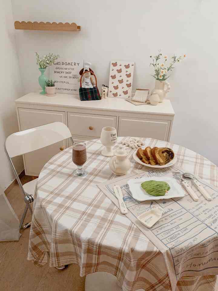 Karna aku tipe nya one room, jadi lemari ini bisa kugunakan sebagai berbagai tempat penyimpanan, seperti piring, mangkok, gelas, sendok dan juga kain - kain seperti taplak meja, coaster. 


#Kitchenset #KitchenSetMinimalis #KitchenOrganization #RuangMakanRapi #ruangmakan #dapurmodern #Dapurpengantinbaru #kitcheninspo 