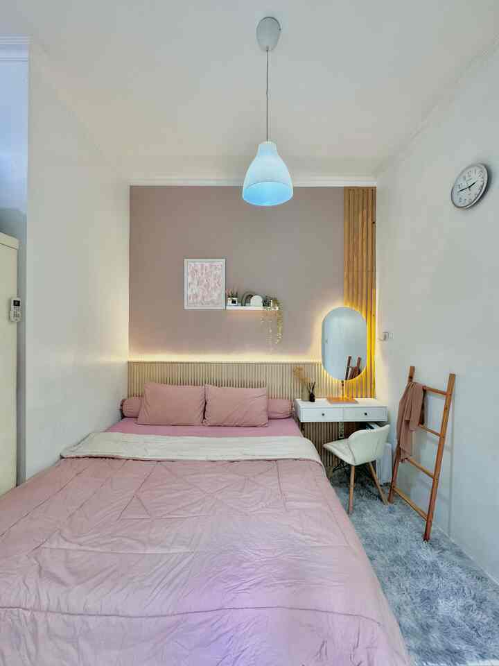 🌸 Low Budget Aesthetic Bedroom 🌸

Cita-citaku banget punya kamar yang mirip hotel, supaya makin betah dan bagus buat foto-foto, ehehehe.
Tapi tapi tapiiiii….agak wow banget budgetnya kalo liat-liat referensi orang tuh.
Akhirnya aku menyelam ke e-commers sampe dapet yang murah, wkwkwk 😂
Alhamdulillah seneng banget dapet wallpanel WPC yang harganya cuma 29 ribuan permeter padahal looknya aesthetic dan mevvah karna ada goldnya gitu 🥹
Material lain kayak reng kayu jatibelanda yang di sisi tembok paling kanan juga aku DIY buat dijadiin wallpanel biar ada aksen berbeda.
Lampu LED strip yang di atas wallpanel juga cuma 4 ribuan permeternya, malah kalo lagi diskon bisa cuma seribuan 🥹
Asli deh yah, tinggal nambahin effort survei harga, kita tuh bisa banget dapet material yang worth to buy dengan harga yang miring 💸

#Wallpanel
#WallpanelWPC
#LEDstrip
#LampuGantung
#Cat
#CatTembok
#KasurLatex
#Bedcover
#NakasGantung
#CerminLED
#MaterialRenovasi
#MaterialMurah