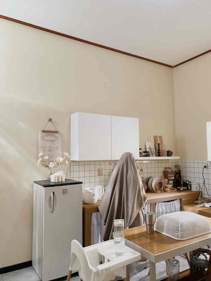 Dapur, barangnya seabrek tapi cita cita pingin keliat rapi dan estetik.. emang bisa?
Bisa dong, caraku menyulap dapur biar gak ngenes2 amat dan nampak rapi cukup simple. Aku pakai kitchenset sejuta umat dari ikea. Knoxhult ini selain ramah kantong tapi juga ngebantu banget buat simpen simpen barang dapur.
Kemudian, dapur tu gak afdol ya tanpa kabel yang menjalar dimana mana kayak bihun goreng, jadi pasti butuh storage kabel. Dan jangan lupa kalau punya piring estetik jangan disimpen didalem lemari, dipajang aja sekalian jadi item dekorasi. Selamat mencoba!

#kitchenset #kitchensetminimalis #kitchensetlowbudget #kitchenorganization #ruangmakanrapi