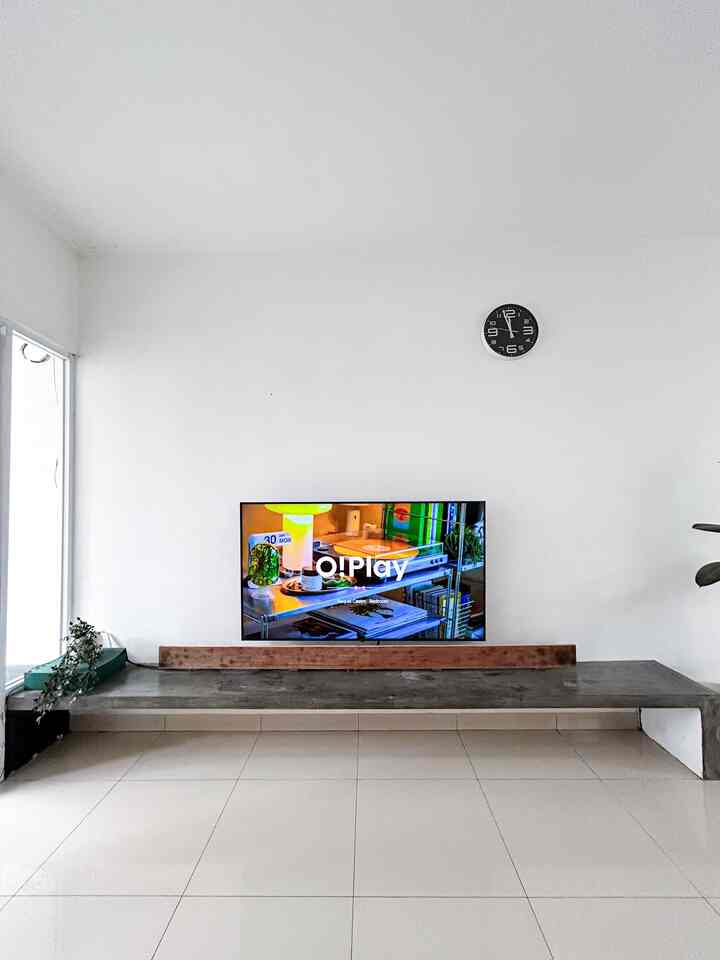 To add an industrial feel to the #livingroom we deliberately made a TV table made of concrete and only used cement plaster with transparent coating, then for additional decoration, a switch cover was made from 12cm multiplex MDF material, it's quite cheap but the results are also quite good, right 😆 #livingroom #tvcabinet #mejatv #MaterialRenovasi #MaterialMurah