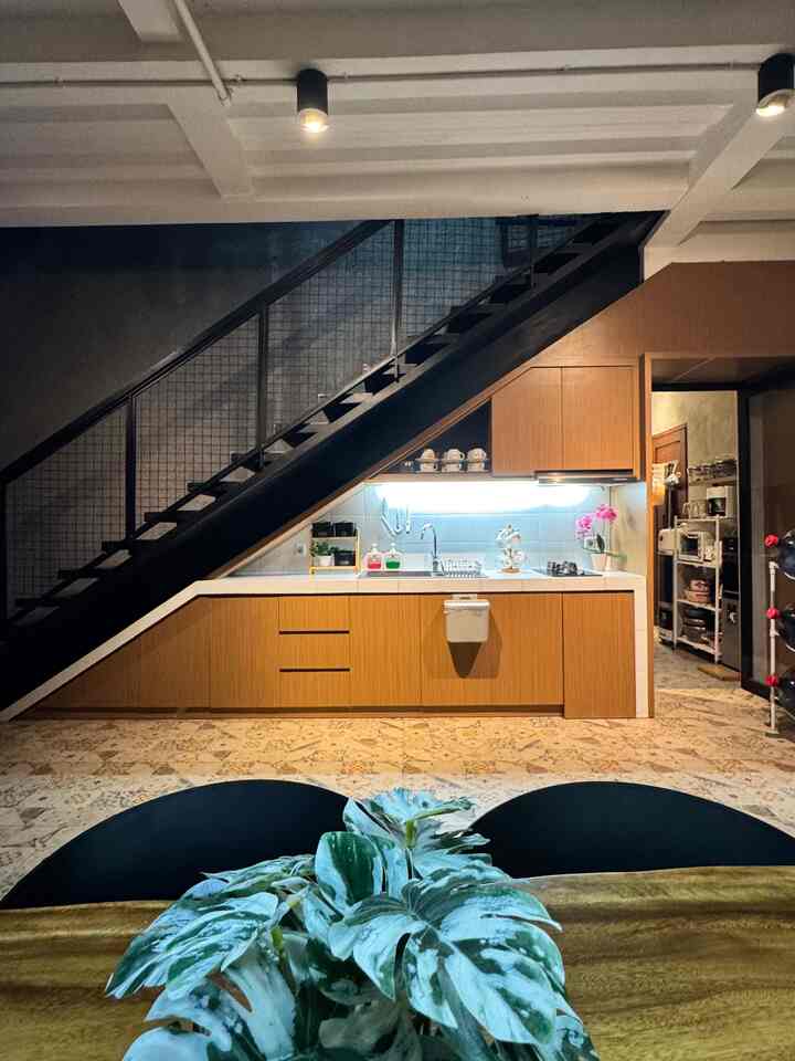 Rak Dapur merupakan salah satu elemen penting dalam desain dapur. Adanya Rak Dapur memungkinkan kita untuk menyimpan barang-barang dapur secara rapi. 
Rak dapur merupakan perabot dapur yang berfungsi untuk menyimpan peralatan makan dan masak secara rapi dan tertata. Rak dapur dapat membuat dapur terlihat lebih bersih, simpel, dan menarik. 

#Dapurrumahyuqibam
#KitchenSet
#kitchenSimple
#KitchenOrganization
#RuangMakanRapi
#InspirasiRuangMakan
#InspirasiDapurIndustrial
#Homedecor