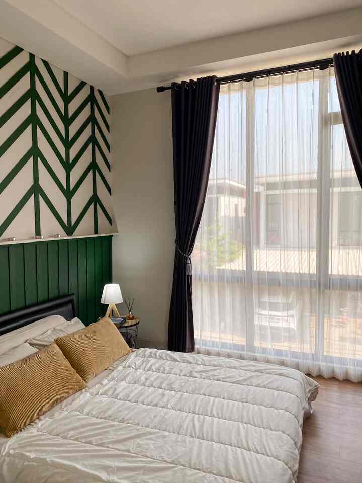 Salah satu proyek pribadi dirumah kami yaitu mengerjalan renovasi dengan dikerjakan sendiri ada di area kamar ,Salah satu material yang menurut kami sangat ramah di kantong dan berimpact besar pasa rumah kami ada di area kamar utama 

Kami menggunakan material wall batten yang kami buat sesuai pola yang kami inginkan , menggunakan warna hijau menjadi sebagai warna sentral membuat area kamar tidur kami terkesan menarik tapi dengan badget yang minimalis

#wallbatten
#walldecor
#catkamar
#lantaivinyl
#materialrenovasi
#materialmurah
#segehouse