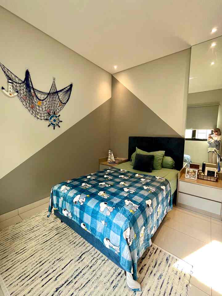 Kamar anak laki laki kami, tidak banyak detail, tembok tanpa panel panel dinding, kami hanya bermain warna cat, lantai jg dibiarkan polos tanpa vinyl, kami meletakkan karpet buatan pengrajin lokal yg tak kalah cantik dengan karpet import
#catinterior #catdinding #karpetkamaranak #idekamaranak #kamaranaklakilaki #materialmurah #materialrenovasi