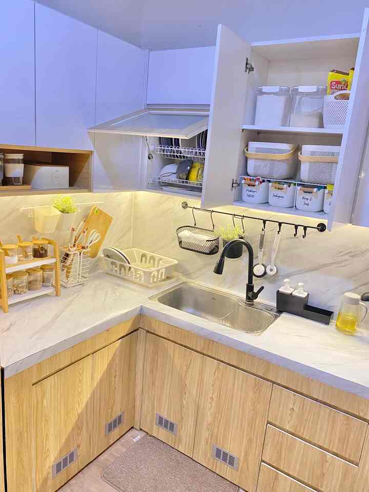 Halo semuanya, karna area dapurku yang terbatas sehingga menjadi satu fungsi yaitu untuk dapur bersih sekaligus dapur kotor.
Jadi untuk penyimpanan barang aku menggunakan kabinet kitchen set untuk menaruh barang-barang agar terlihat rapi & tidak terlihat dari luar. 🤗

#kitchenset
#kitchensetminimalis
#kitchensetorganization
#ruangmakanrapi
#tempatpenyimpanandidapur