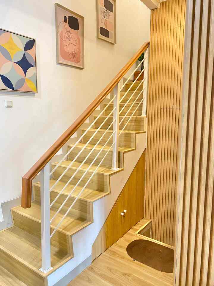 Karna aku ingin mendekor ruangan agar terlihat estetik tapi dengan low budget jadi untuk mendekor disetiap ruangan aku banyak menggunakan material Wallpanel. 
Kenapa aku memilih material Wallpanel karna harganya yang terjangkau dan memiki desain motif kayu yang estetik.
Untuk bagian lantai aku menggunakan lantai vinyl karna harganya juga sangat terjangkau dan memiliki desain yg estetik juga. 🤗 

#WallpanelDinding
#VinylLantai
#WPC
#Cat
#MaterialRenovasi
#MaterialMurah