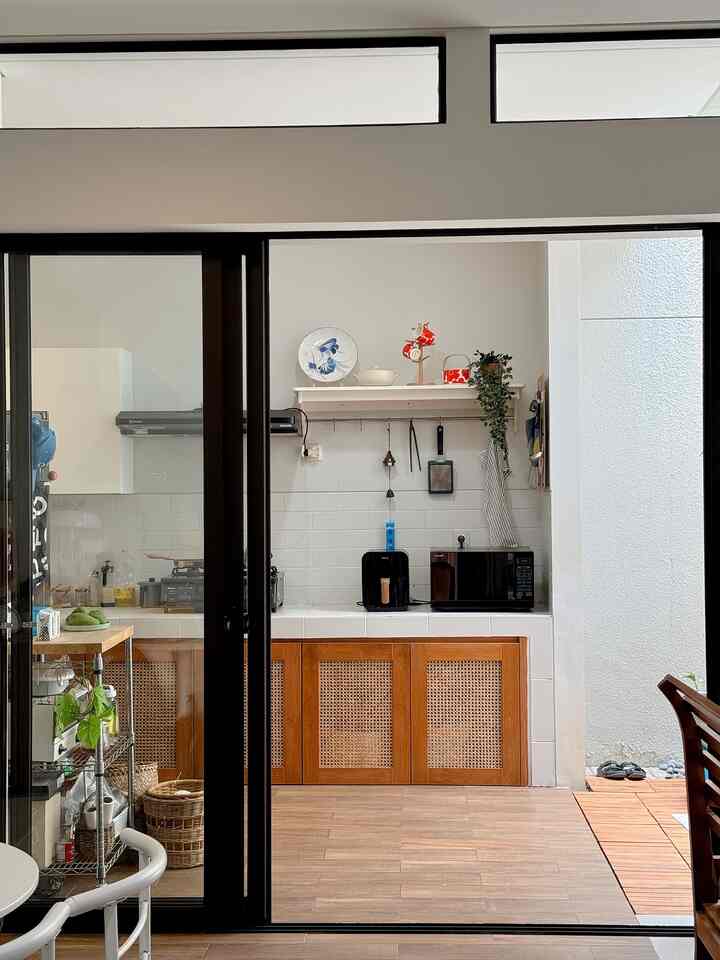 Untuk menghemat biaya pada saat pemasangan kitchen set, maka dapur ini dirancang hanya menggunakan pintu kolong dari material kayu jati & rotan, tanpa menggunakan sekat-sekat.
Sehingga kita pun harus menyiasati kekurangan ini dengan memaksimalkan penggunaan rak-rak penyimpanan yg ringkas dan serbaguna.
Untuk mengorganisir barang-barang yg ada didapur, kami memilih menggunakan rak-rak adjustable yang panjangnya bisa disesuaikan dan memiliki beberapa tingkat.
Kami juga membatasi penggunaan wadah dan alat-alat dapur agar tidak terjadi penumpukan barang 🤗

#kitchensetminimalis #kitchensetrotan #kitchensetkayujati #kitchenorganization #ruangmakanrapi #Dapurtanpakabinetatas #DapurKayu 