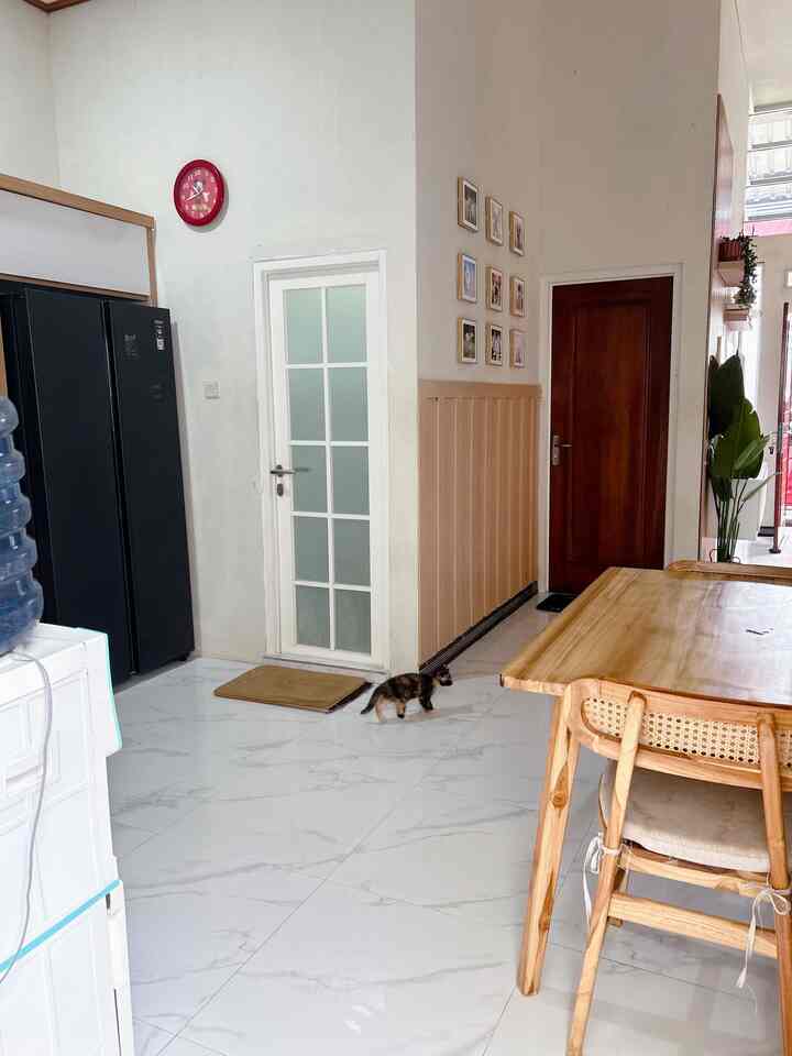 Ini adalah cara kami mendekor dinding polos menjadi lebih indah dipandang namun tetap hemat budget. 

Yaapppss!! 
Dinding bagian luar dari kamar mandi kami masih polosan, agar tidak polosan lagi kami memilih material wall batten sebanyak 12pcs dengan harga 140ribuan. Pemasangannya juga sangat mudah hanya dengan menggunakan lem sealent saja. Kemudian kami cat agar sesuai dengan warna tema rumah kami. 

Warna cat yang digunakan untuk wall batten dari No Drop kode cat Lenkote N6 004-Close To Home. Sedangkan area dinding polos menggunakan cat Nippon Paint warna Snow White.

Total budget yang dikeluarkan untuk mendekor dinding wall batten ini yaitu 240ribu.

Kemudian bagian atas wall batten kami tambahkan 9 pcs foto keluarga kami.

#KitchenSet #KitchenSetMinimalis #PlafonPVC #WarnaCatRumah #WallpaperDinding #WallpaperEstetik #Cat #MaterialRenovasi #MaterialMurah #WallBatten #BingkaiFoto #Foto #DekorasiDinding #Walldekor 

