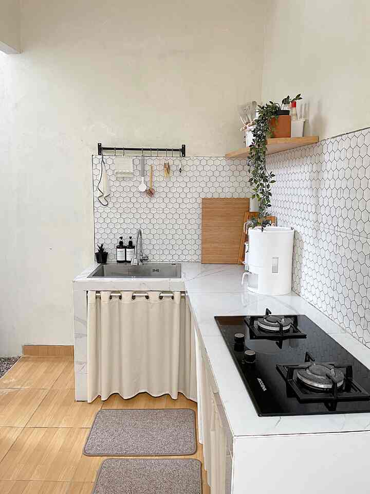 Dapur minimalis yang belum ada kitchen setnya. Ini adalah dapur dan ruang makan dirumah kami. Untuk penyimpanan di dapur kami menggunakan beberapa storage agar lebih tertata rapi, yang sebagian kami simpan di bawah kolong dapur. Dan memaksimalkan fungsi dari ambalan dapur juga untuk penyimpanan storage. Meskipun tanpa kitchen set penggunaan storage di dapur membuat penataan barang menjadi lebih rapi.

#Kitchen #InspirasiDapur #InspirasiDapurMinimalis #CatTembokDapur #KicthenOrganization #GordenKolongDapur #KitchenMat #TalenanKayu