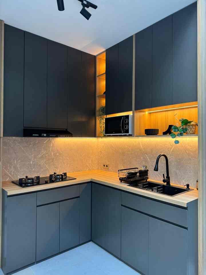 Pemilihan Design Dapur di rumah kami yg bertema Minimalis ini disesuaikan dengan kebutuhan 
Tidak banyak aksesoris berlebih, membuat dapur terlihat rapih
Begitu juga dengan penempatan semua alat-alat memasak serta alat makan, di dalam kabinet dan storage di dalam kitchen set
Penempatan microwave dan Dispenser di letak kan di bagian luar agar mudah penggunaan nya



#kitchenset
#rakpiring
#lacisendokgarpu
#kitchenorganization
#ruangmakanrapi
#komportanammodena
#cookerhoodmodena
#microwave
#tanamansrtificial
#sinkhitam
