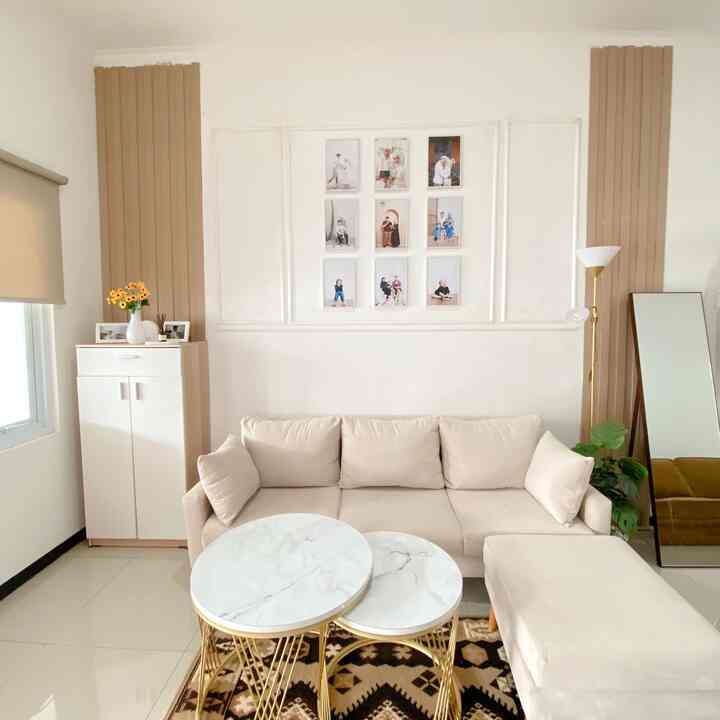 Makeover livingroom low budget

Ternyata dengan minim budget bisaloh bikin living room terlihat aesthetic, banyak yg ngira di living room ku ini dipasang wall panel, padahal hanya wall batten yg harga per pcs nya 5ribu, aku membutuhkan 30 pcs wall batten 
Dan aku pun pasang wall moulding sendiri di bantu suami jadi gak perlu keluar uang untuk jasa tukang. Wall moulding berbahan pvc aku beli per pcs nya 26ribu kemaren hanya membutuhkan 4 pcs saja
Untuk perekatnya aku pakai lem silent 1 pcs agar terlihat seperti warna kayu aku cat wall batten berwana oak  ✨


Semoga terinspirasi✨ 

#materialRenovasi #MaterialMurah #warnaCatRumah #wallbatten #wallmoulding #cat 