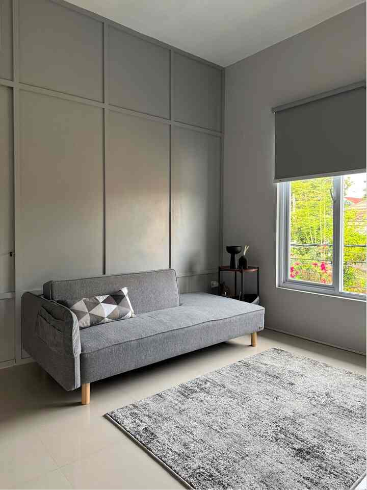 Terdapat banyak jendela dirumah ini, agar pencahayaan alami dan rumah menjadi terang, alih-alih menggunakan gorden, kami lebih memilih menggunakan roller blind, selain lebih mudah perawatannya juga lebih ramah di kantong🙂

Untuk dinding menggunakan moulding HPL dicat dengan cat berwarna abu-abu, untuk wpc panel pada bacdrop tv juga dicat dengan nuansa sama, agar telihat lebih estetik kami menggunakan kertasive motif stone pada dasar backdrop tv

#rollerblind
#marerialrenovasi
#materialmurah
#sofabed
#sofaminimalis
#artificialolant
#mejatamu
#hpldinding
#wpcpanel
#kertasive