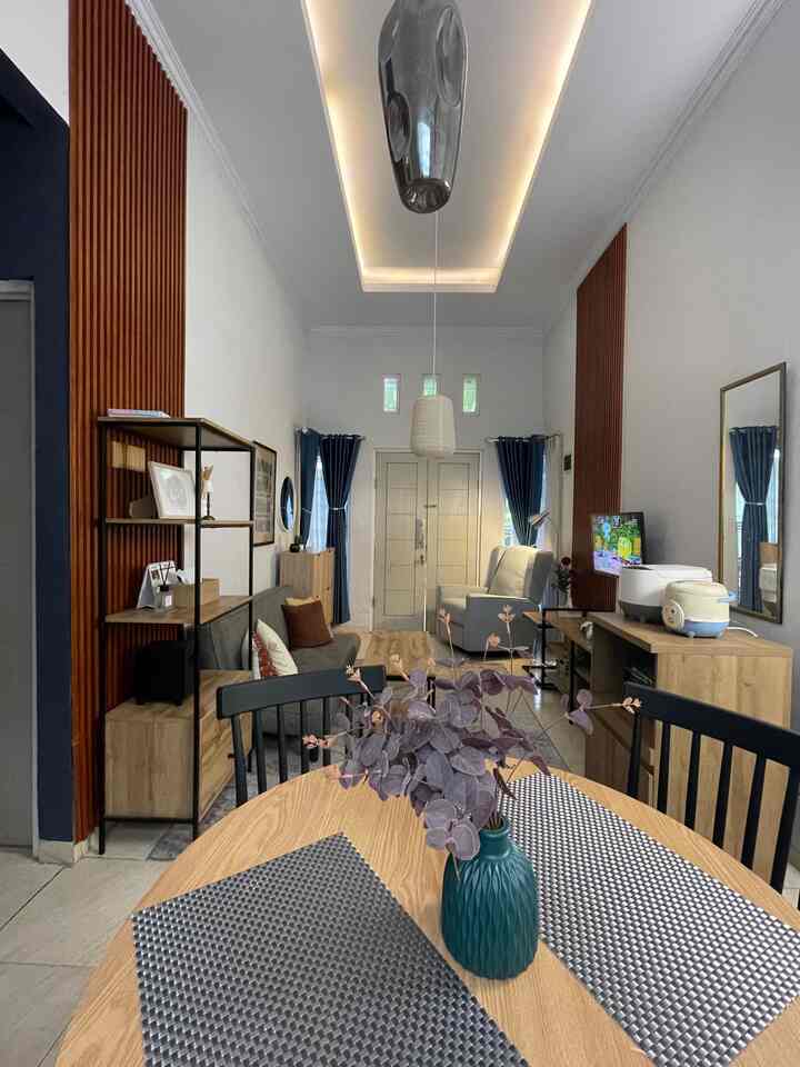 Tidak perlu budget besar untuk menciptakan rumah impian! Aku memilih bahan yang affordable namun tetap berkualitas, seperti cat dinding putih untuk kesan clean dan WPC panel beraksen kayu yang memberikan tekstur hangat khas gaya Japandi Industrial. WPC panel ini juga sangat praktis karena mudah dipasang dan tahan lama, cocok untuk kamu yang ingin dekorasi dengan hasil maksimal tanpa ribet.

Kombinasi material ini berhasil membuat ruang keluarga terlihat lebih modern, minimalis, tapi tetap terasa nyaman dan homey. Dengan sedikit kreativitas, dekorasi rumah bisa tetap estetik tanpa harus menguras kantong. Gimana menurut kalian hasilnya?

#WPCPanel #WarnaCatRumah #SofaRecliner #SofaBed #RakKayuBesi #MaterialRenovasi #MaterialMurah