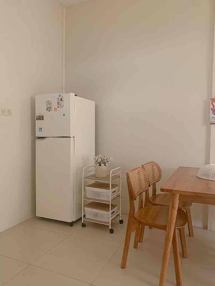 Ternyata bikin rumah atau ruangan jadi estetik gak harus dengan material mahal. Kali ini mau spill material ramah kantong yang ada dirumah 😍
1. Makeover kulkas dengan kertasive. Kulkas yang awalnya berwarna hitam, kami makeover menggunakan kertasive berwarna ivory agar senada dengan barang yang lain. 
2. Menggunakan pintu kamar mandi berbahan pvc. Selain murah, bahan pvc juga termasuk awet dan minim perawatan.
3. Menambahkan ambalan pada kitchen set untuk menyimpan barang - barang yang sering digunakan.
4.Dikamar kami memilih menggunakan keramik motif kayu yang menyerupai model vinyl . Harganya lebih terjangkau daripada vinyl atau spc.

#WarnaCatRumah
#Cat
#MakeoverKulkas
#SetMejaMakan
#MaterialRenovasi
#MaterialMurah
