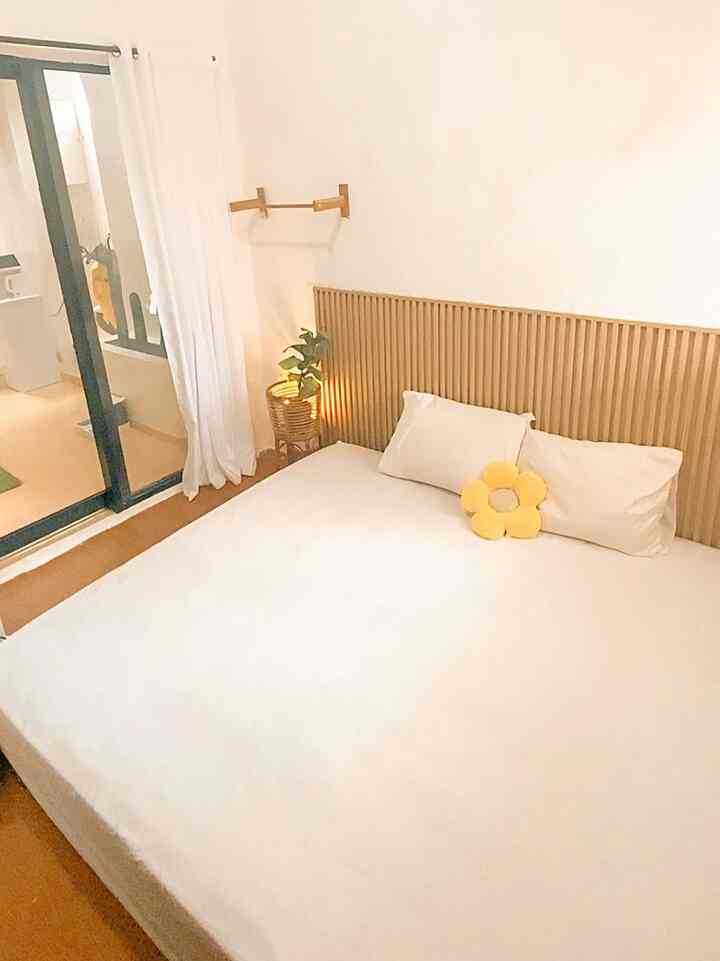 Di kamar ini kami pakai wallpanel, alasannya pakai wallpanel karna selain memberi kesan estetik , cara pemasangannya juga cukup mudah , hanya pakai lem silent dan bisa dikerjakan sendiri tanpa pakai jasa tukang. Karna di dinding kamar ini sedikit lembab , jadi pakai wallpanel ini cukup menghemat budget dibanding harus bongkar dinding .

• untuk lantai kamar ini ,kami pakai lantai vinyl , alasannya karna lantai kamar ini masih bawaan developer , dan kami pengennya estetik dengan versi low budget , jadi lantai vinyl adalah pilihan paling efektif sesuai budget kami , dan selain itu pemasangannya juga mudah, bisa pasang sendiri tanpa bantuan tukang 

#wallpanel #catdinding #lantaivinyl #standingpot #materialRenovasi #materialmurah