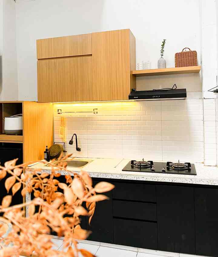Kitchen set area rumah alfa memiliki kombinasi nuansa black dan wood , beberapa rak di gunakan untuk menyimpan perlatan makan dan beberapa organizer untuk makanan snack . Krna panjang tabel kitchen kni space nya tidak banyak , jadi Rak dapur tarik menjadi ide untuk menaruj rice cooker .selain itu salah satu organizer penting juga rak pengeringan untuk perkakas basah yang terletak pada atas wastafel .
#kitchenorganizer #ruangmakanrapi #kitchenset #kitchensetminimalis