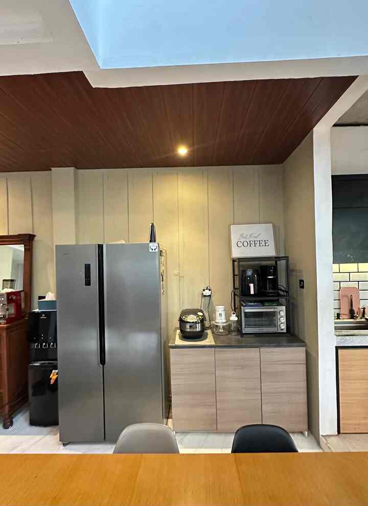 Hi Semua,

Untuk menciptakan dining dan kitchen area yang rapi, kami menggunakan cabinet storage di area dining untuk menyimpan alat makan minum yang jarang digunakan, karena cabinet di kitchen set kami sudah full 🙂.

Sedangkan cabinet yang ada pada kitchen set, di gunakan untuk menyimpan alat makan minum sehari-hari dan alat masak dan bumbu dapur tentunya.

Dengan ada nya cabinet storage ini area dining dan kitchen jadi jauh lebih rapi, karena semua nya masuk ke dalam "rumah" nya. Semoga menginspirasi ya 💙

#plafonpvc #hmr #wallbaten #kitchenset #kitchensetminimalis #cathijauindustrial #catantibacterial #kitchenorganization #ruangmakanrapi 