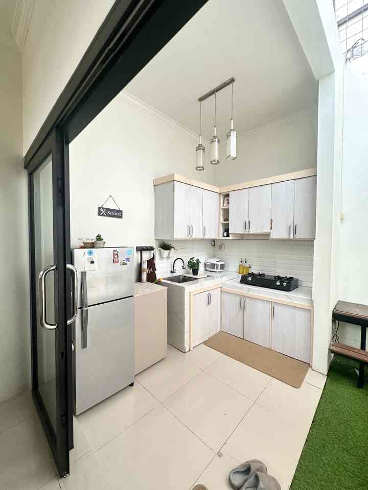 Inspirasi ruang makan dengan penyimpanan.
Kapan lagi kan nunjukkin area persembunyian? hihi jarang banget diekspos karna memang masih nyimpen barang barang berwarna yang rasanya kurang enak dipandang😂
#kitchenset #kesetdapur #backsplash #mejadapur #kompor2tungku #storagedapur #lantaigranit #kitchenorganization #ruangmakanrapi