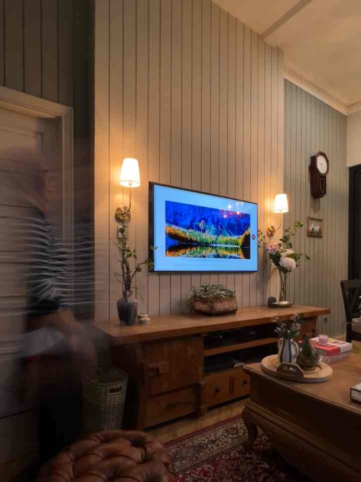 
𝑴𝙖𝒕𝙚𝒓𝙞𝒂𝙡 𝙍𝒂𝙢𝒂𝙝 𝙆𝒂𝙣𝒕𝙤𝒏𝙜 

Dinding GRC gaya 𝒔𝙝𝒊𝙥𝒍𝙖𝒑 vertikal di #rumahlimut terasa lebih hangat & inviting. Gaya ini berhasil menambah karakter & tekstur pada ruangan kami. Yang terpenting harga terjangkau! 

Material ramah kantong versi #rumahlimut yang akan kami ceritakan kali ini adalah aksen dinding dari GRC dan 𝙥𝒆𝙚𝒍 & 𝒔𝙩𝒊𝙘𝒌 3𝘿 𝙬𝒂𝙡𝒍 𝒔𝙩𝒊𝙘𝒌𝙚𝒓.

✨ 𝑨𝙠𝒔𝙚𝒏 𝑫𝙞𝒏𝙙𝒊𝙣𝒈 𝑮𝙍𝑪 ✨ 
Material GRC kami aplikasikan untuk aksen dinding di ruang keluarga, lantai atas ruang tamu & toilet. 

Kami memilih cat warna 𝙖𝒏𝙩𝒊𝙦𝒖𝙚 𝙬𝒉𝙞𝒕𝙚 & 𝙜𝒓𝙚𝒆𝙣 𝙛𝒐𝙜 agar membuat tampilan desain keseluruhan terlihat konsisten.
Material GRC ini kami pilih karena mudah & cepat pemasangannya, harga terjangkau dan tidak khawatir hama rayap.

𝑨𝙥𝒂 𝒔𝙞𝒉 𝒎𝙖𝒕𝙚𝒓𝙞𝒂𝙡 𝙂𝑹𝘾 𝙞𝒕𝙪?
GRC board adalah singkatan dari Glassfiber Reinforced Cement yang merupakan komponen konstruksi berbentuk papan yang terbuat dari semen dicampur dengan bahan berserat. Sebagai komponen konstruksi, GRC board dapat difungsikan untuk menciptakan dinding luar, partisi, plafon, cladding, fasad, dan sebagainya.

Pilihan gaya desain ini abadi, tetap banyak yang menyukai dari masa ke masa. Shiplap vertikal menghadirkan elemen ketinggian secara visual dan tekstur pada ruangan, membuat ruangan terasa lebih besar dan menawan. 

Cara merawat material GRC ini juga cukup mudah, cukup menggunakan lap saja tanpa bahan kimia.

✨ 𝑷𝙚𝒆𝙡 & 𝙎𝒕𝙞𝒄𝙠 3𝑫 𝑾𝙖𝒍𝙡 𝙎𝒕𝙞𝒄𝙠𝒆𝙧 ✨

Stiker dinding Peel & Stick 3D adalah jalan ninja dan trendi untuk dekorasi rumah. 

Stiker ini memberikan tampilan tiga dimensi bertekstur yang dapat mensimulasikan material seperti batu bata, batu, kayu, atau ubin. Kami aplikasikan sticker ini awalnya untuk menutup sementara cat duco yang pecah pada fireplace kami. Ternyata hasilnya cukup memuaskan dan sepertinya saya tidak perlu melakukan cat ulang duco dan memutuskan untuk mempertahankan sticker ini.

Stiker ini mudah dipasang, sehingga tidak memerlukan tenaga profesional untuk mengerjakannya. Stiker ini juga tidak memerlukan lem atau alat tambahan, karena dijual sudah dilengkapi dengan perekat.

𝙋𝒓𝙤𝒔:
	1.	Instalasi Mudah
	2.	Dapat dilepas
	3.	Terjangkau



#backdroptv #dindingestetik #DindingKamarMandi #WarnaCatDinding #DindingGRC #AksenDinding #shiplapwall #dindinantirayap #Cat
#MaterialRenovasi #MaterialMurah #3DwallSticker #peelandstick #fireplace #perapian #stickerdinding #vasbungakaca #vasikea #maximalist